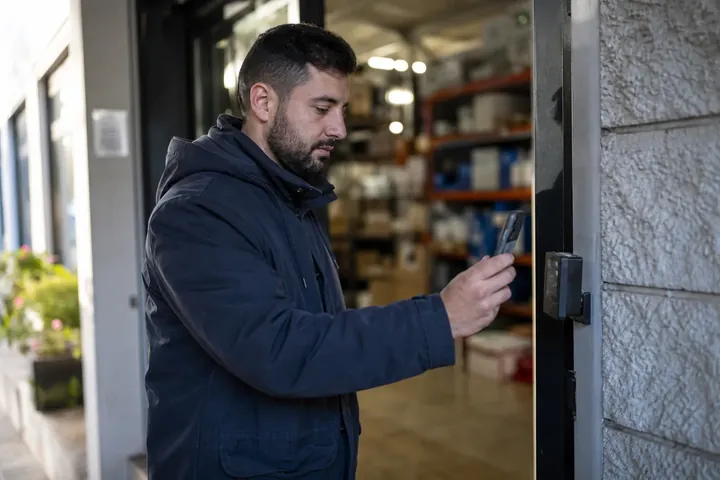 Empleado fichando la entrada desde el móvil
